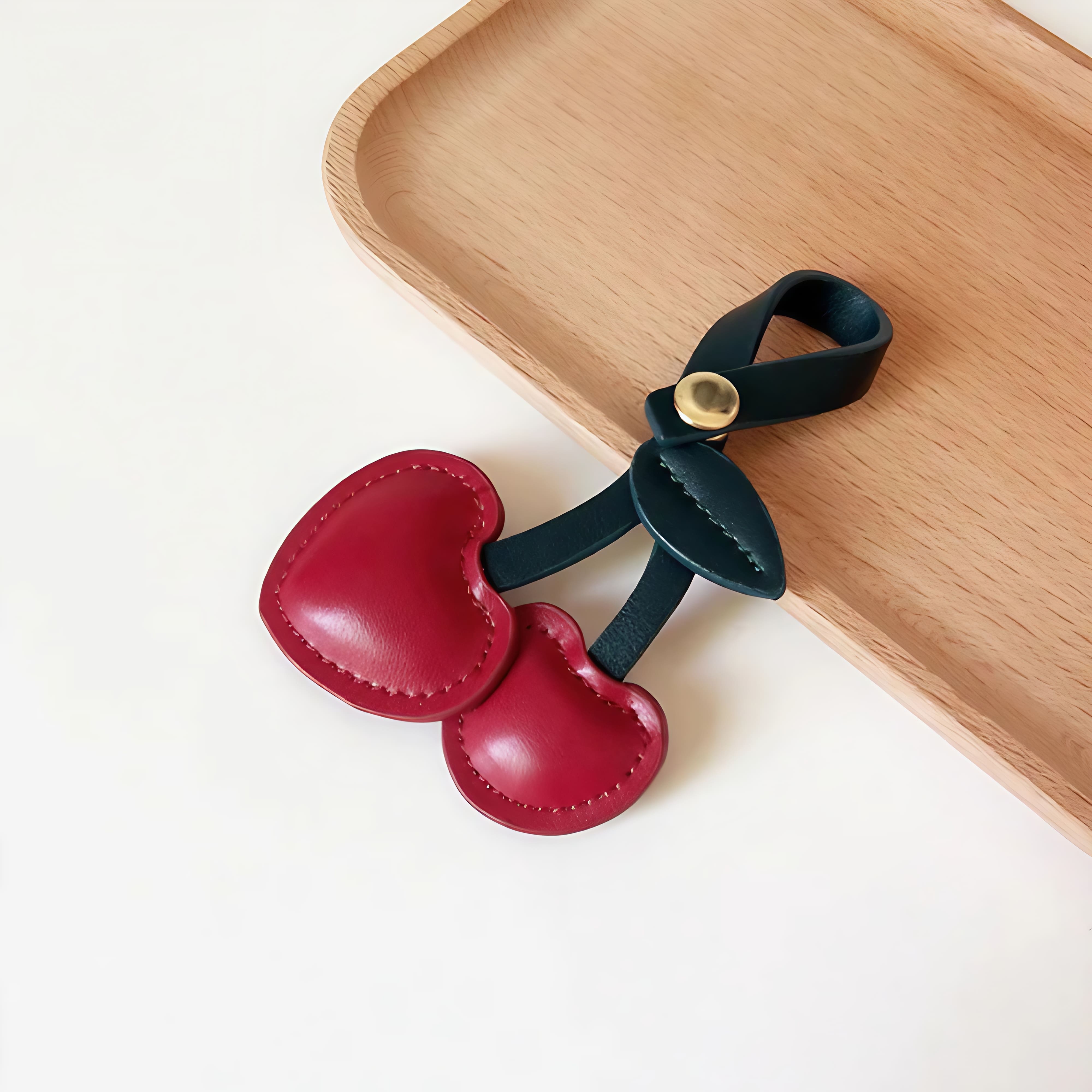 Charm Cereja em Couro