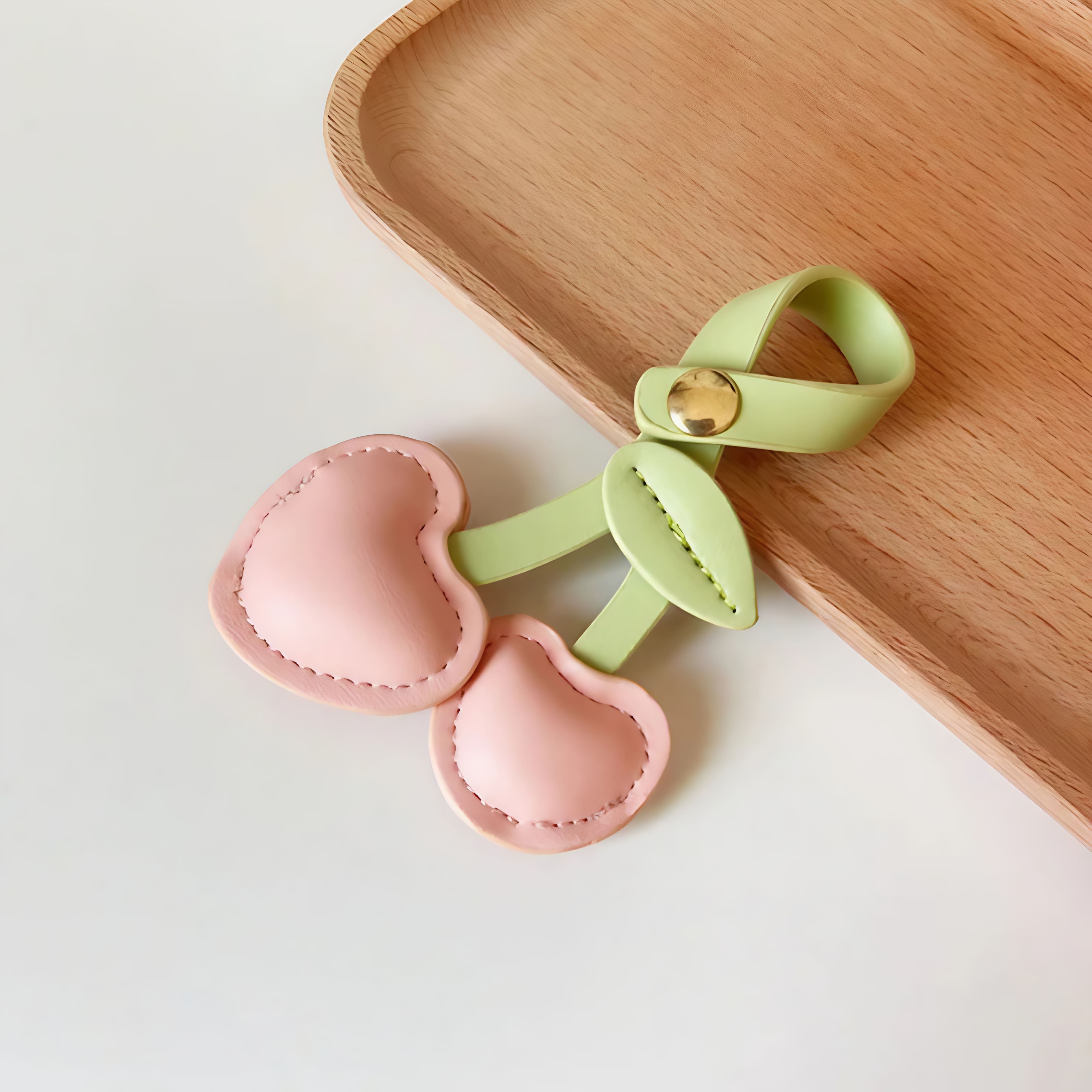 Charm Cereja em Couro