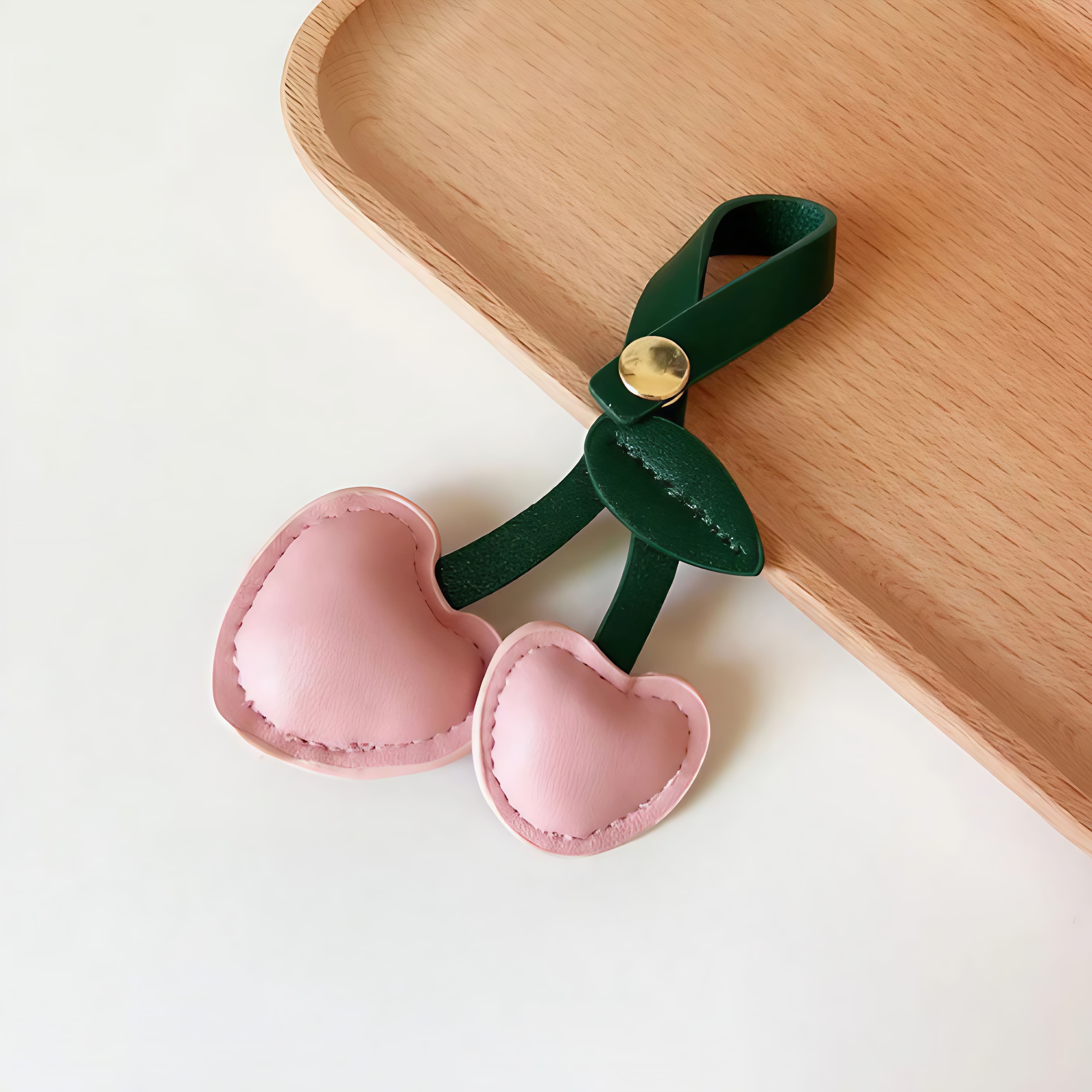 Charm Cereja em Couro